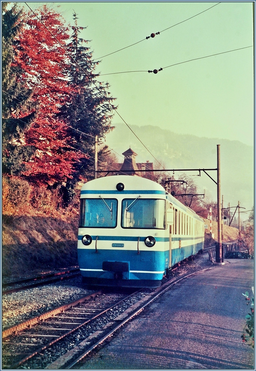 Ein MOB Be 4/4 Pendelzug aus Richtung Chamby erreicht Chernex.

Nov. 1985