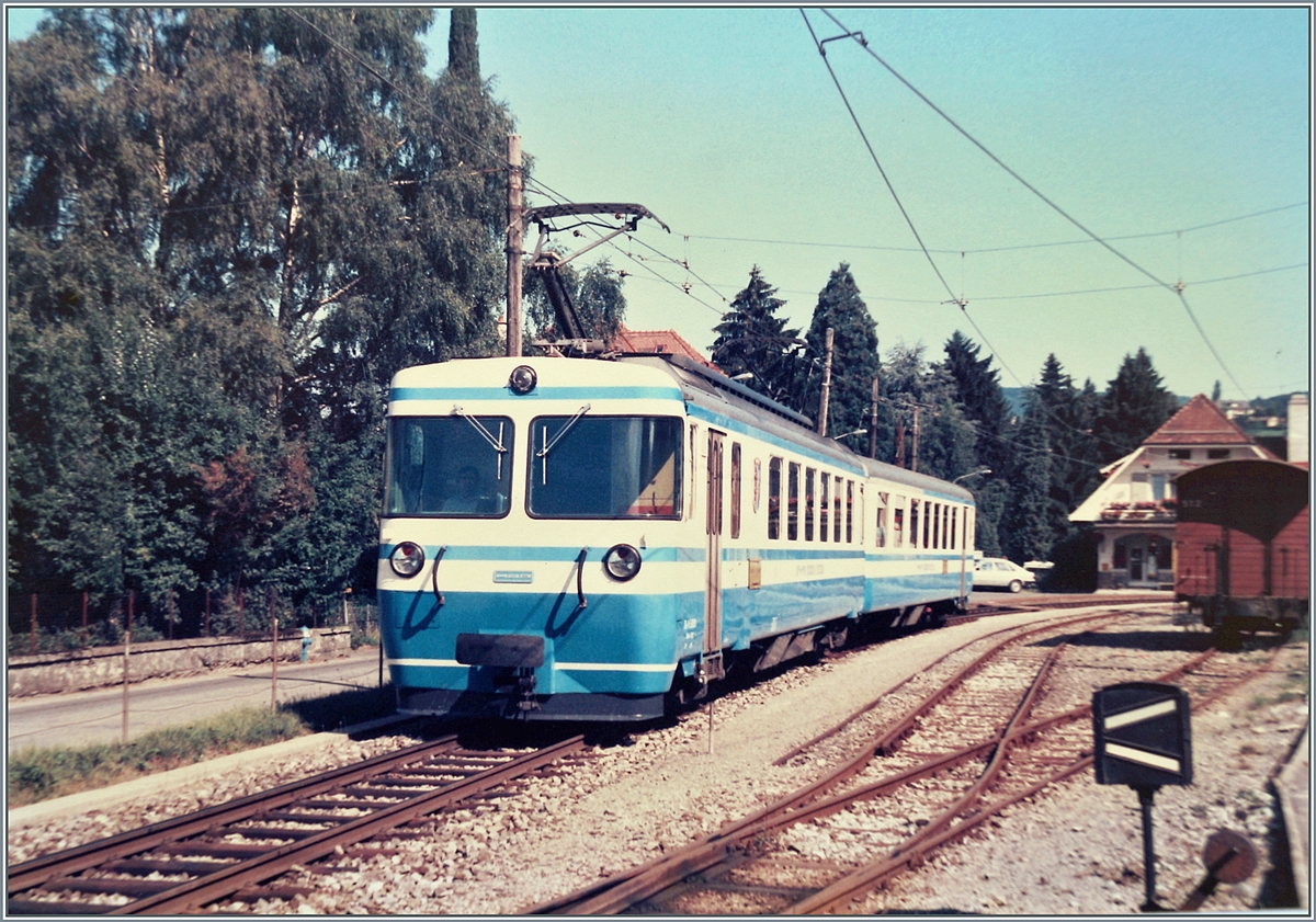 Ein MOB Be 4/4 (Serie 5000) mit einem ABt verlässt Fontanivent in Richtung Les Avants. 

Analogbild vom August 1985