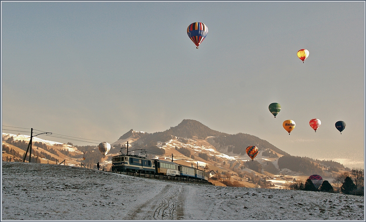 Ein MOB GDe 4/4 mit einem GoldenPass-Zug nach Montreux kurz nach Château d'Oex, wo gerade das Ballon Festival statt findet. 
23. Jan. 2011
