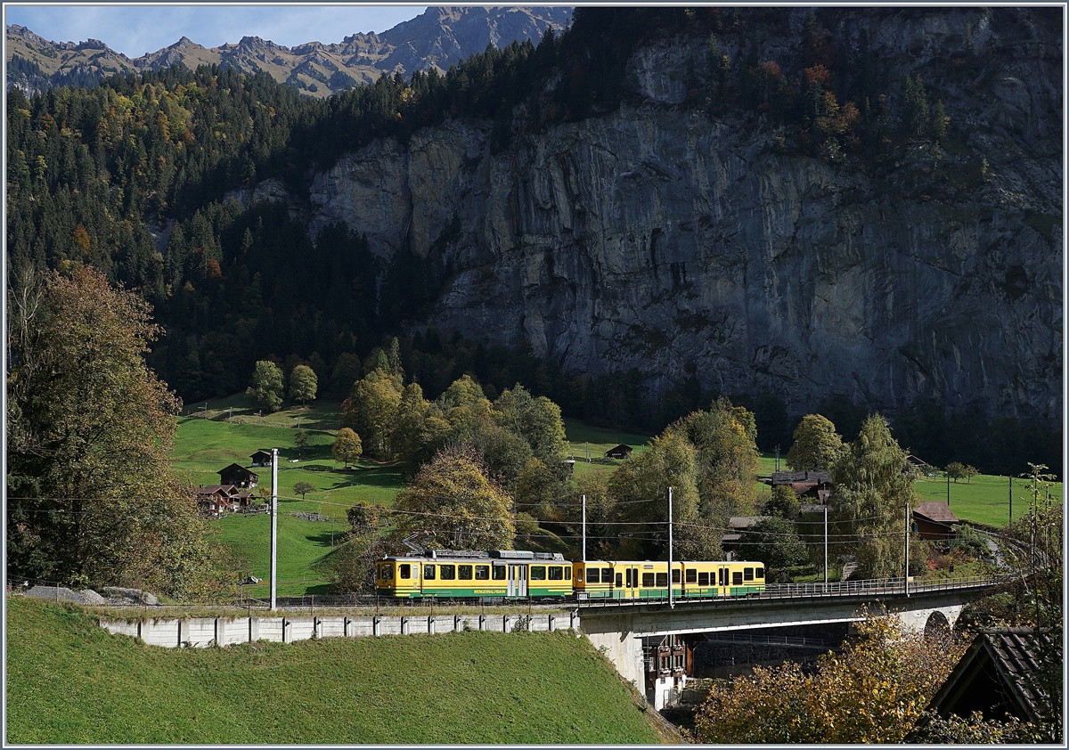 Ein modernisierter WAB BDhe 4/4 ist mit einem Modul bei Lauterbrunnen unterwegs. 

16. Okt. 2018