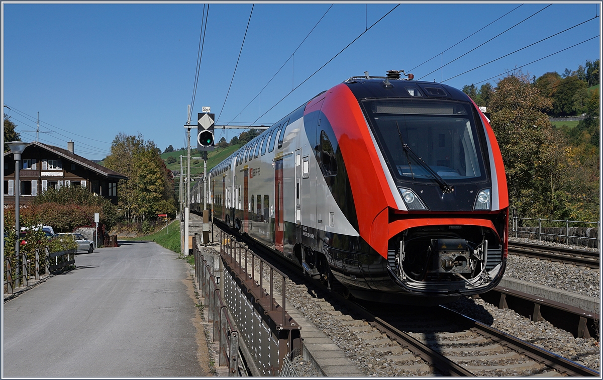 Ein Nachschuss auf einen  SBB RABe 502 Twidnexx bei Mülenen, der von einer SBB Re 4/4 II gezogen, auf dem Weg Richtung Bern ist.
10. Okt. 2018