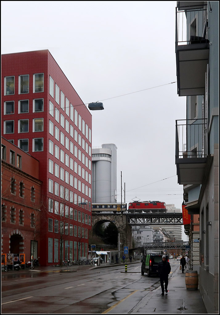 Ein nasser Abschied -

Zürich verabschiedet mich mit nasskaltem Wetter. Aber diese Brücke wollte ich noch mit Zug fotografieren. Lange stand ich an dieser Stelle, geschützt von einem Vordach, bis dann endlich doch mal ein Zug kam und dann eigentlich ein recht netter.

Aussersihler Viadukt in Zürich.

14.03.2019