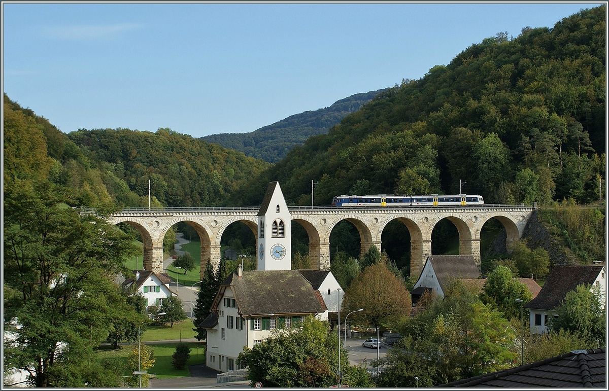 Ein NPZ bedient die Alte Hauensteinline und befdet sich hier auf dem Viadukt bei Rümlingen.
2. Okt. 2009