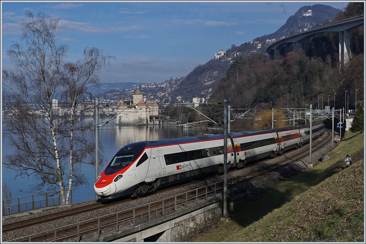 Ein RABe 503 (ETR 610) als EC 32 von Milano nach Genève beim Château de Chillon.
11.02.2017