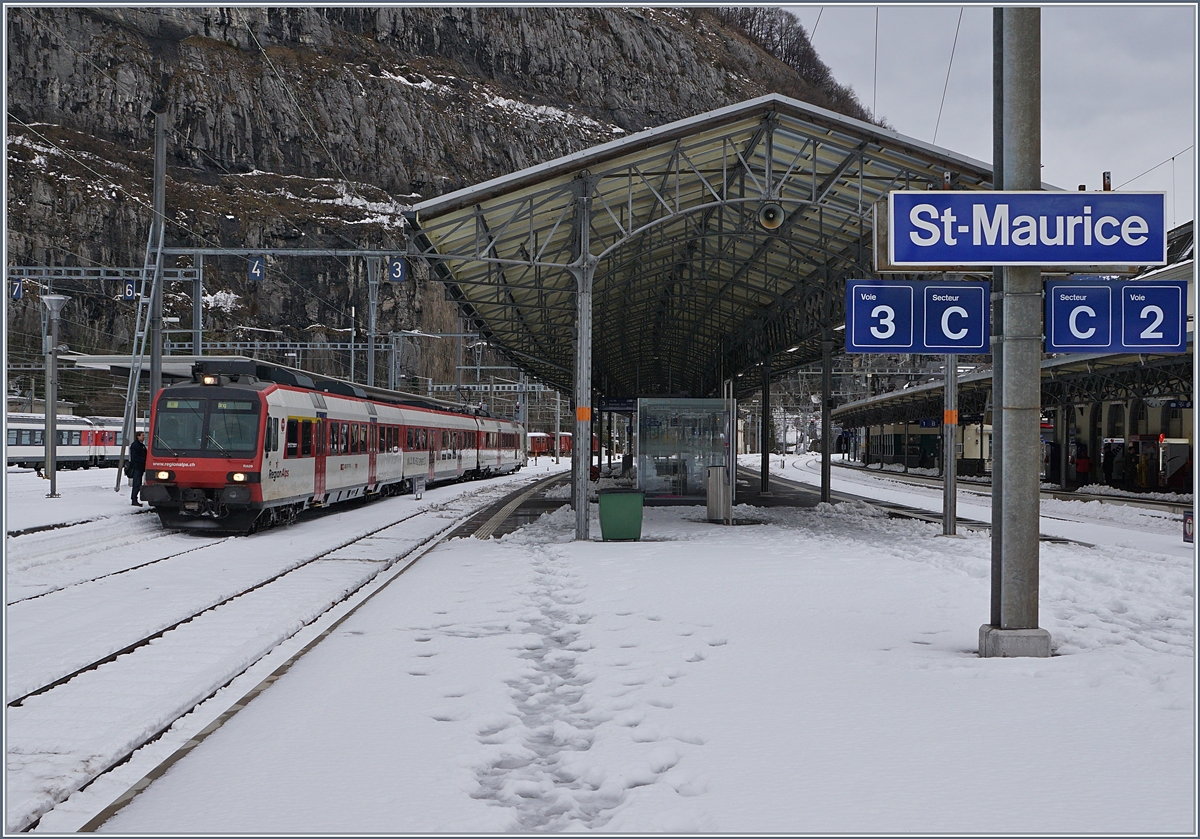 Ein  Regioalps  RBe 560 mit B und ABt wartet in St-Maurice auf seine Abfahrt nach Brig.
11. Dez. 2017
