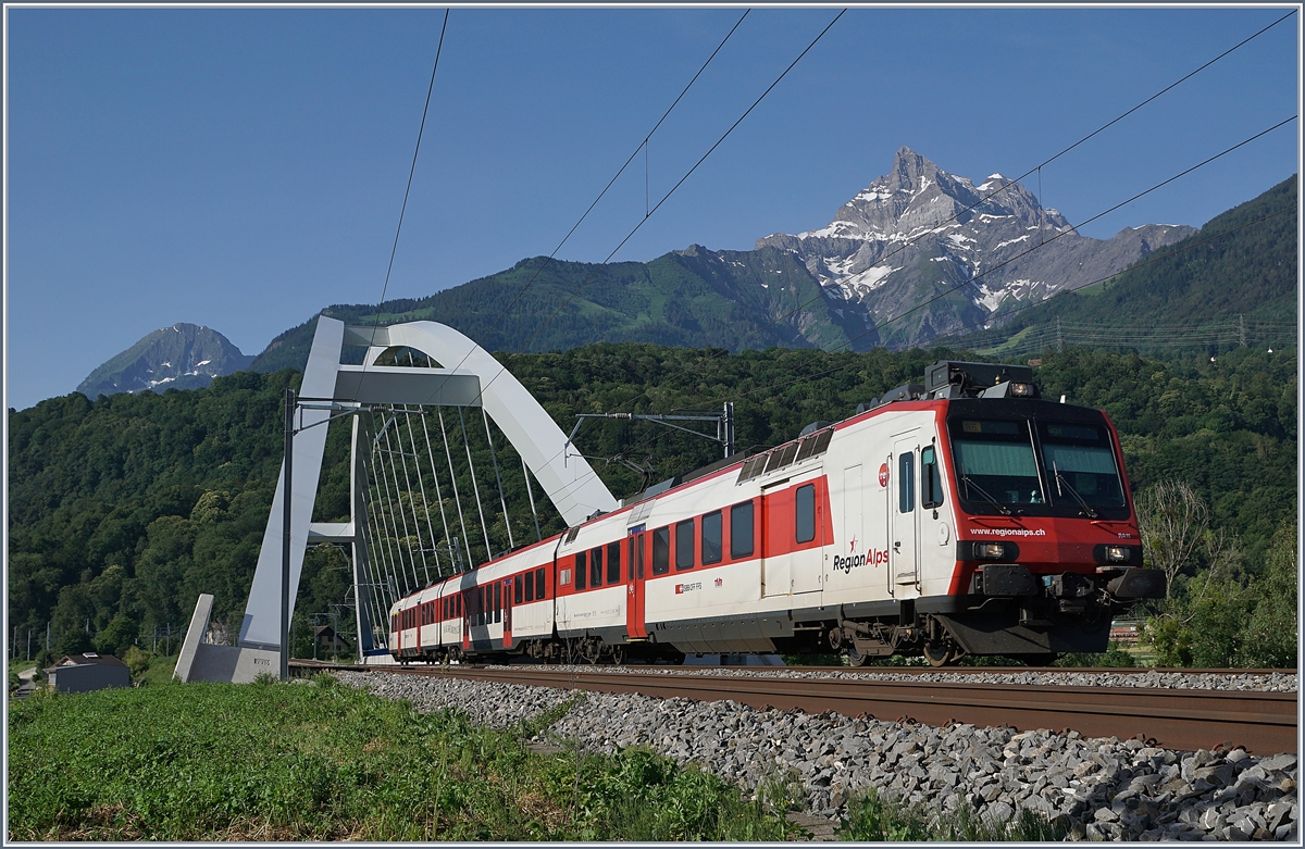 Ein Region Alps Domino auf dem Weg von St-Maurice nach Aigle beim Überqueren der Rhone Brücke bei Massongex. Diese unregelmässigen Leistungen wurden eingeführt um Bex bessere Verbindungen zu bieten. Mit dem kommenden Fahrplanwechsel werden die Züge verschwinden, da Bex durch die RE Annemasse - St-Maurice (und die bestehenden IR 90) wieder den Kundenbedürfnissen entsprechend bedient werden wird. 

25. Juni 2019