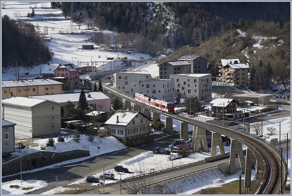 Ein Region Alps Nina ist bei Sembrancher auf dem Weg von Le Châble nach Martigny und fährt über die 370 Meter lange Sembrancher Brücke. Die Stammstrecke der M-O führt nach Orsière, beim Bau wohl das Fernziel Aosta/Italien im Visier, doch zum Bau der Mauvoisin Staumauer errichtete man die Zweistrecke nach Le Châble die im August 1953 in Betrieb ging und heute danke dem Wintersportort Verbier weit mehr Verkehr aufweist, als der Streckenast nach Orsière.

9. Februar 2020