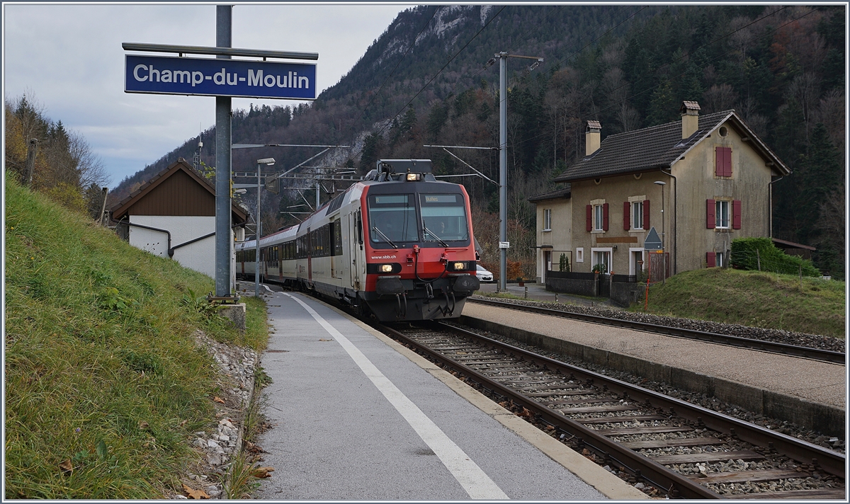 Ein Regionalzug nach Buttes fährt ein.

23. Nov. 2019