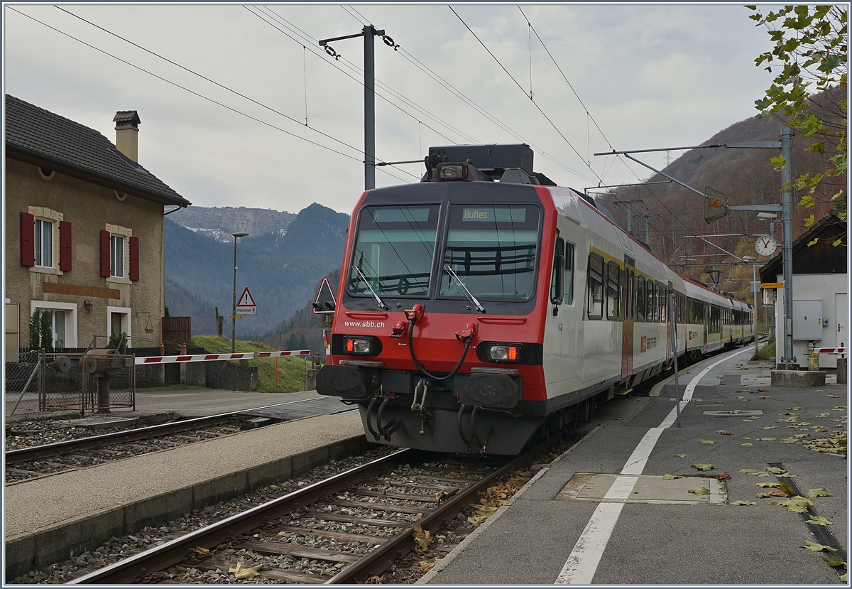 Ein Regionalzug nach Buttes wartet auf den Gegenzug nach Neuchâtel, bevor er seine Fahrt fortsetzt. 

23. Nov. 2019