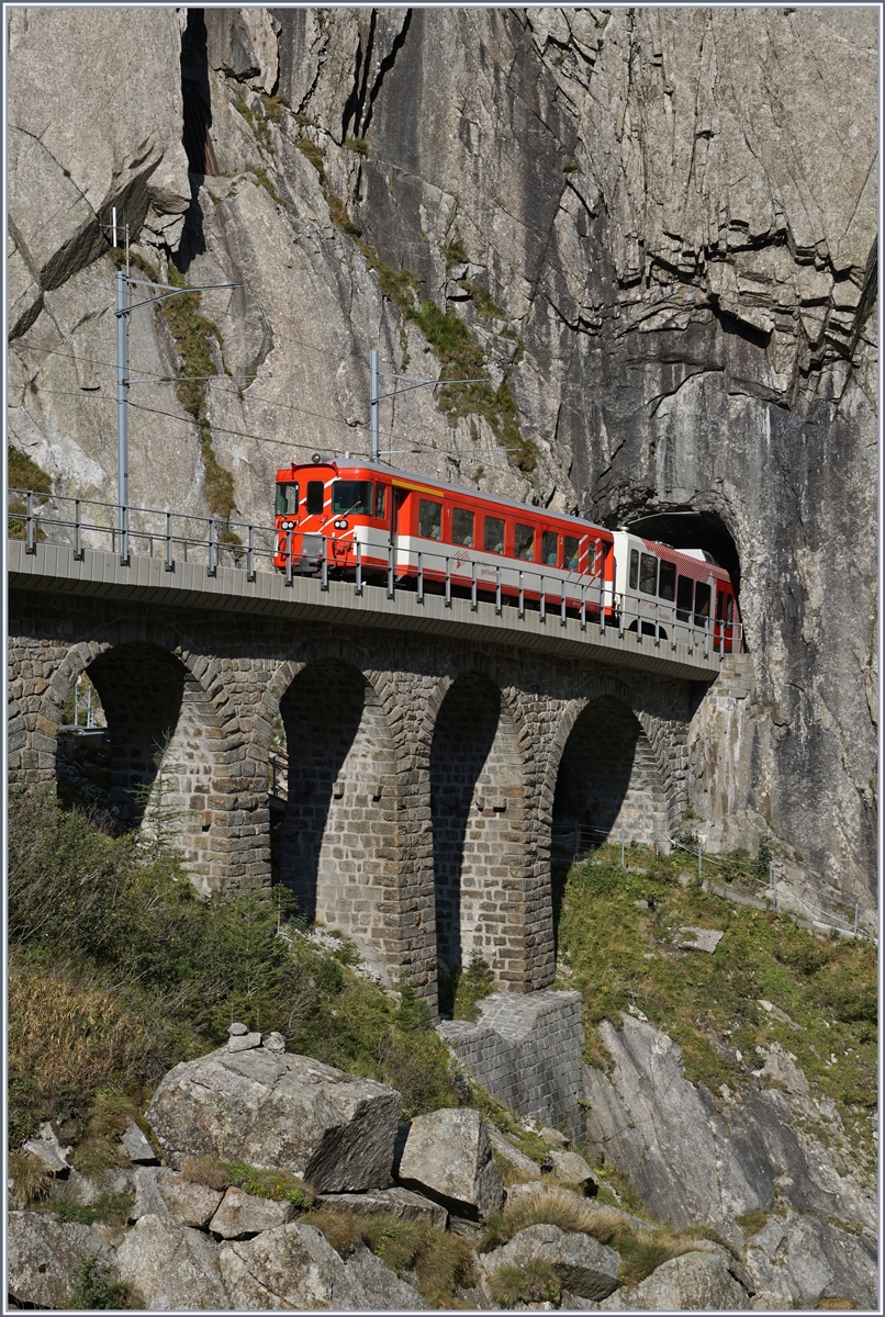 ein Regionalzug nach G�schenen verschwindet in der  Teufelsschlucht  kurz nach Andermatt und es zeigt sich nur noch der am Schluss des Zuges laufendende Steuerwagen der MGB. 

13. Sept. 2020