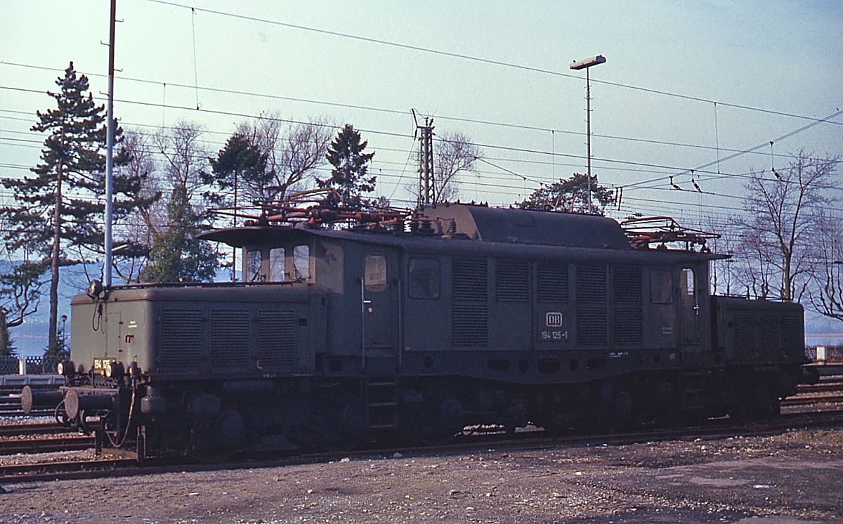 Ein Samstagvormittag in Radolfzell im April 1979: Die zu diesem Zeitpunkt beim Bw Mannheim stationierte 194 125-1 wartet in Radolfzell auf neue Aufgaben