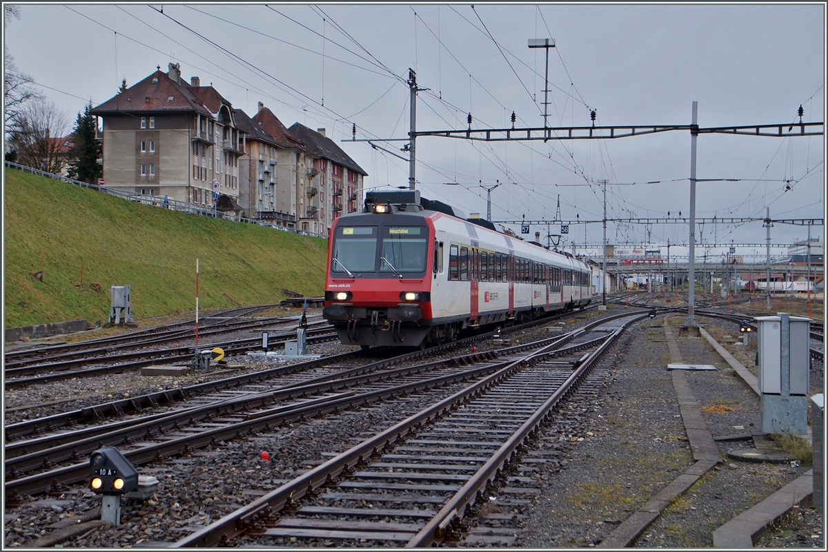 Ein SBB Domino von Le Locle nach Neuchatel erreicht La Chaux de Fonds.
17. Nov. 2014