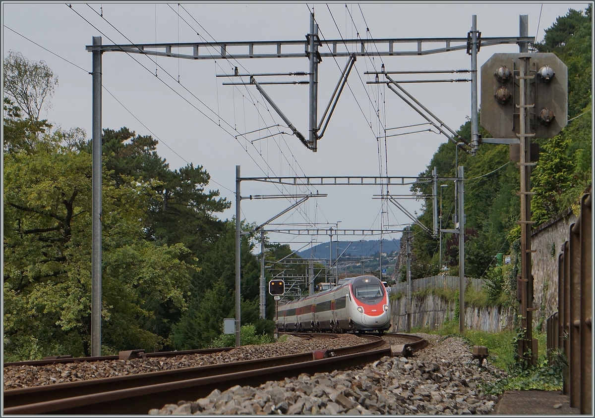 Ein SBB ETR 610 von Genève nach Milano beim Château de Chillion. 
12. August 2014  