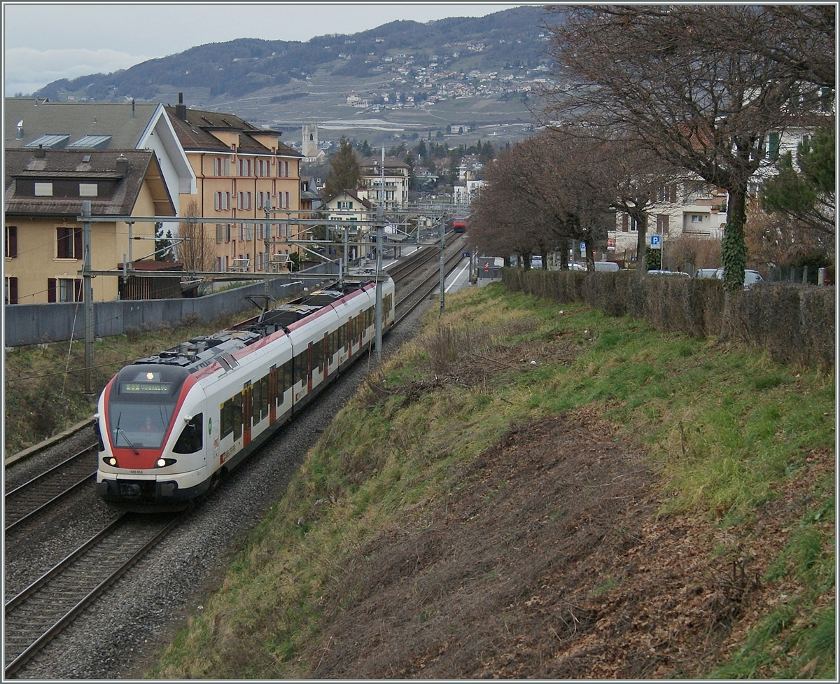 Ein SBB Flirt verlässt La Tour de Peilz, während im Hintergrund gerade noch eine SBB Re 460 mit einem IR nach Genève zu erkennen ist.

30. Januar 2016