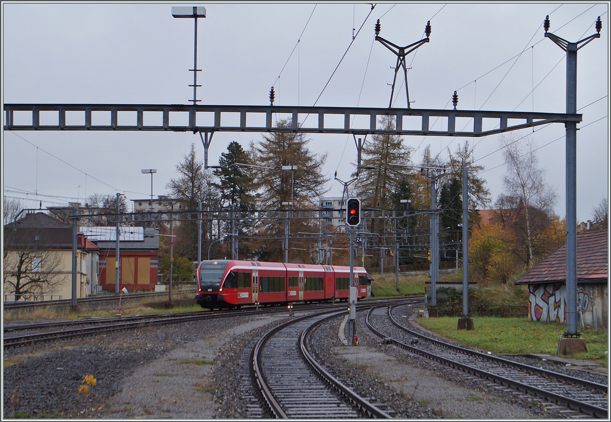 Ein SBB GTW RABe 526 (ex RM/BLS) erreicht von Biel/Bienne kommend sein Ziel La Chaux de Fonds. 

17. Nov. 2014