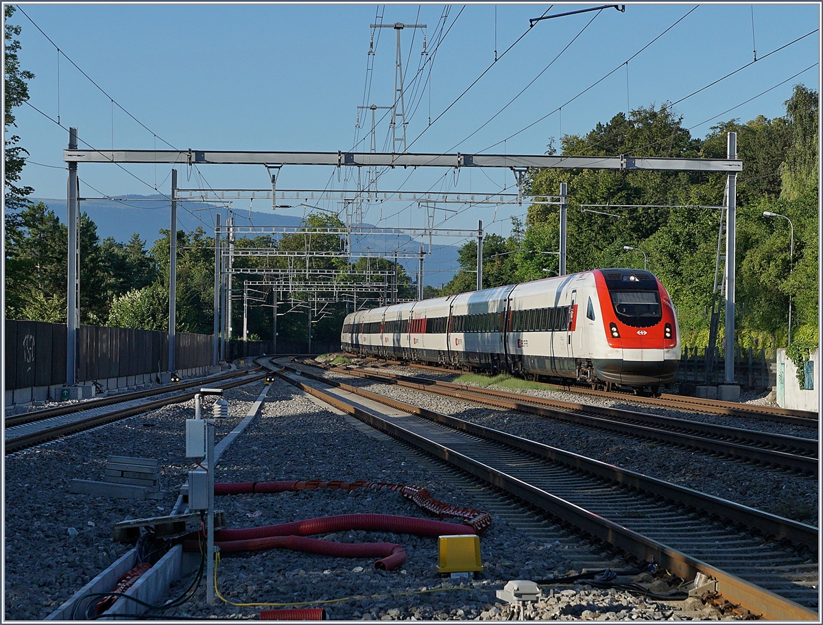 Ein SBB ICN RABDe 500 fährt in Chambésy durch. Wie bei allen Léman-Express Stationen zwischen Genève und Coppet (mit Ausnahme von Versoix) verlaufen die Streckengeleise für den nicht Léman Express Verkehr Bahnsteigfrei und verfügen nur über wenige Verbindungspunkte zum eingleisigen Léman Express Gleis, welches an etlichen Stationen ein Kreuzungsgleis aufweist, wie z.B auch in Chambésy. 

19. Juni 2018