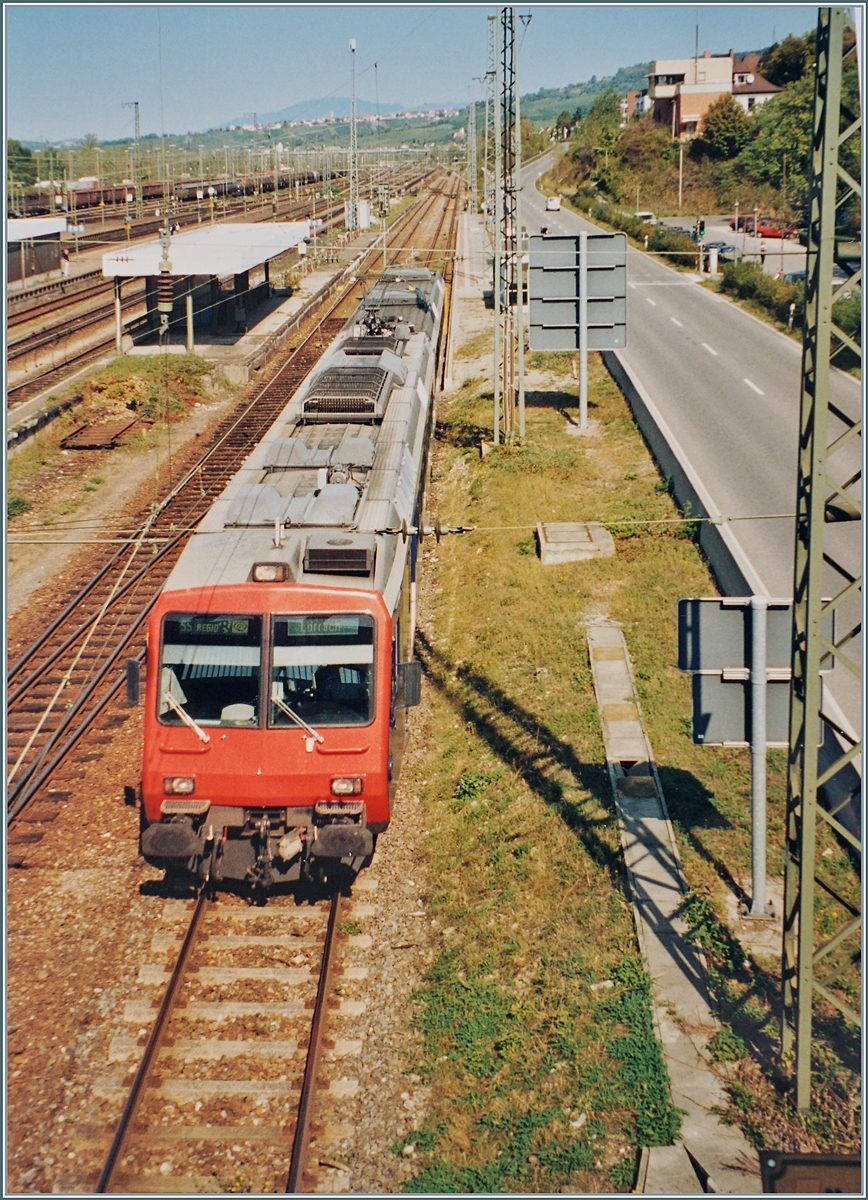Ein SBB NPZ (zweiteilig) verl�sst Weil am Rhein in Richtung L�rrach. 

ein Analogbild vom Herbst 2003