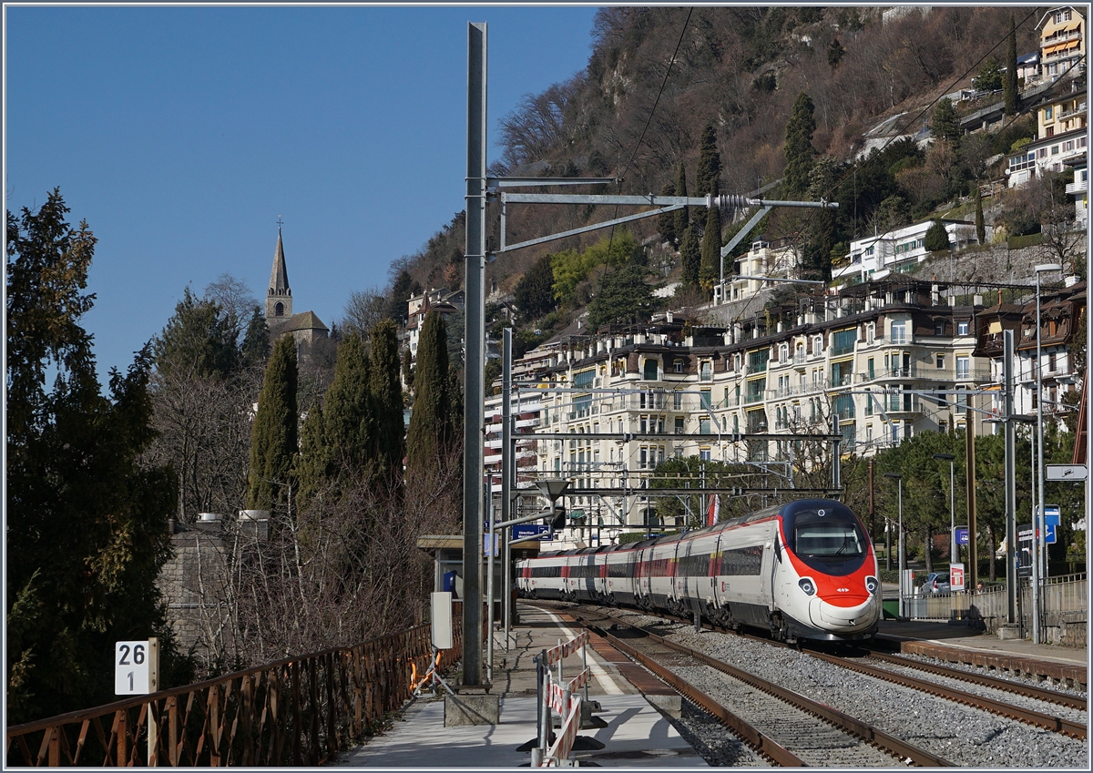 Ein SBB RABe 503 auf der Fahrt Richtung Milano bei der Durchfahrt in Territet. Die Kirche links im Bild ziert nicht nur dieses Bild, sondern auch das Wappen von Montreux.
27. Feb. 2017