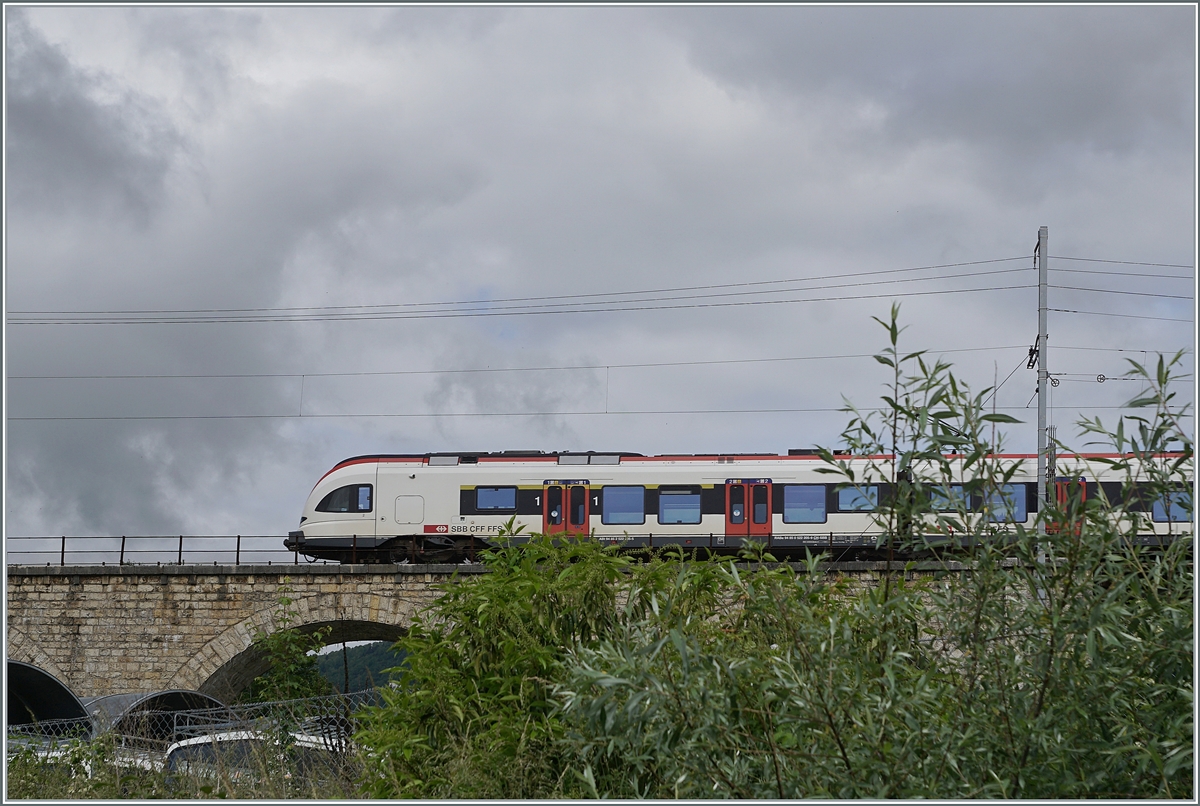 Ein SBB RABe 522 unterwegs von Biel/Bienne nach Meroux TGV auf dem 285 Meter langen Mösliviadukt kurz vor der Ankunft in Grenchen Nord.

6. Juni 2021