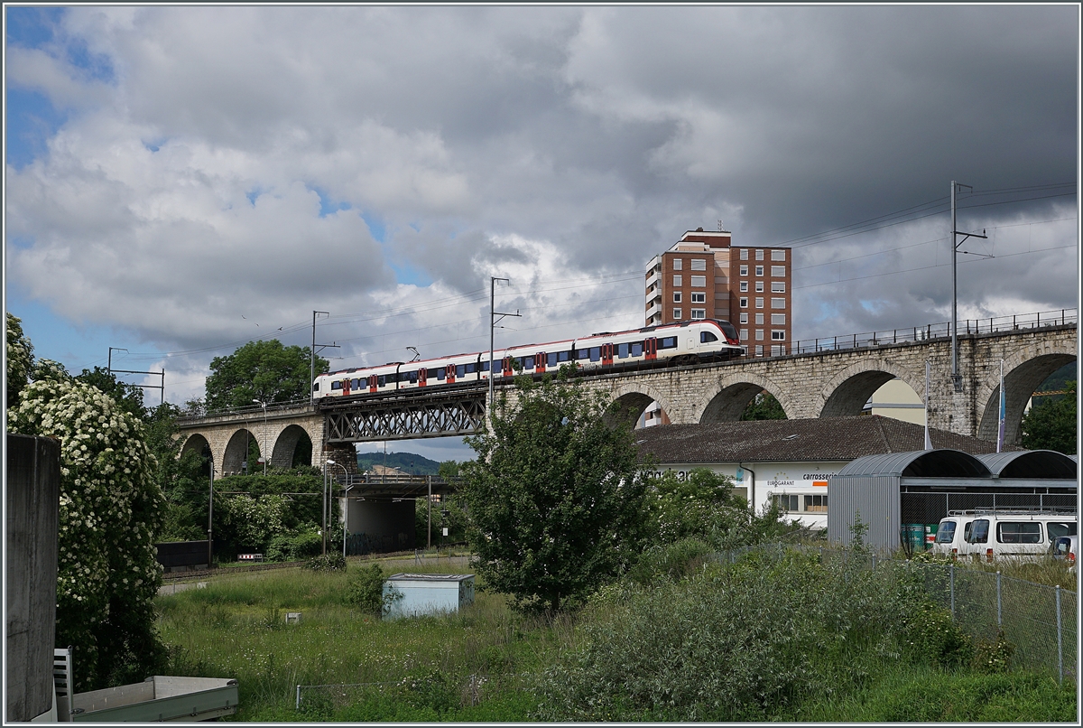 Ein SBB RABe 522 unterwegs von Biel/Bienne nach Meroux TGV auf dem 285 Meter langen Mösliviadukt kurz vor der Ankunft in Grenchen Nord.

6. Juni 2021