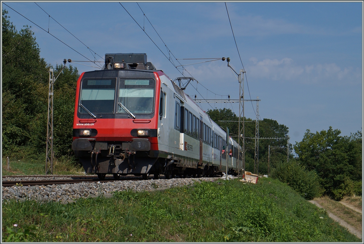 Ein SBB RBDe 560 als S 40 Fribourg - Romont zwischen Rosé und Neyruz unter den wohl letzten alten Fahrleitnungsmasten zwischen St.Gallen und Genève. 
6.August 2015