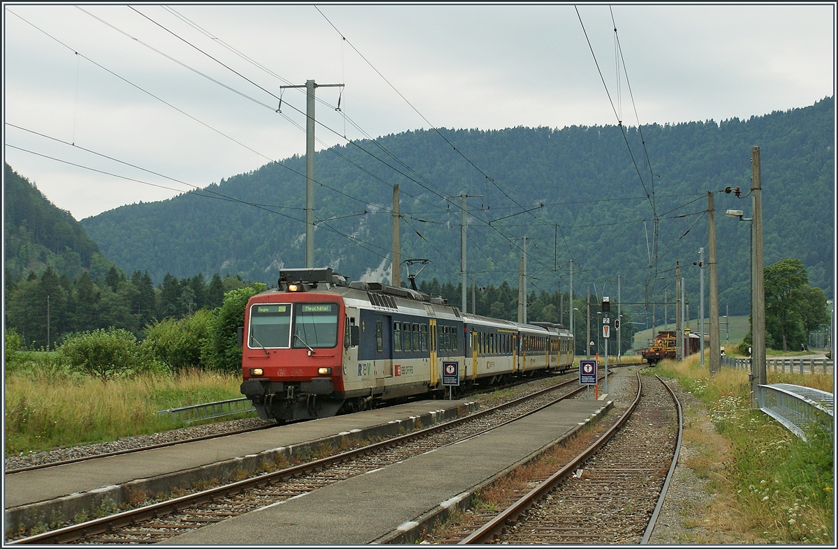 Ein SBB RBDe 560  Colibri  mit der Aufschrift REV erreicht Noiraigue. Der im Kanton Waadt wohl �berz�hlige Zug ist als Regionalzug von Buttes nach Neuch�tel unterwegs. 

22. Juli 2010 