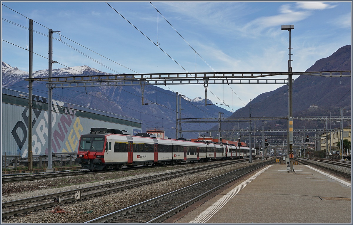 Ein siebenteiliger Domino (je ein drei- und ein vierteiliger sind zusammengekuppelt) verlässt als S20 Giubiasco Richtung Bellinzona.
15. März 2017