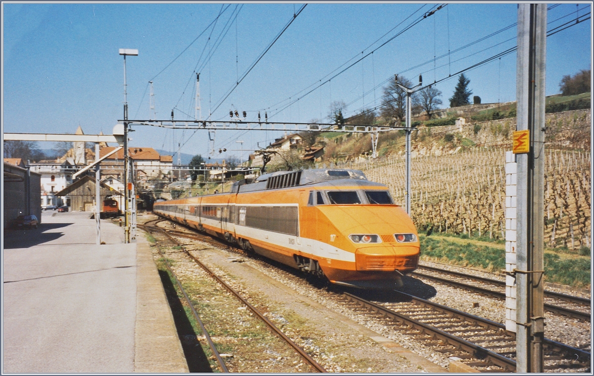 Ein SNCF TGV auf der Fahrt von Lausanne nach Paris bei der Durchfahrt in La Sarraz. 

April 1995