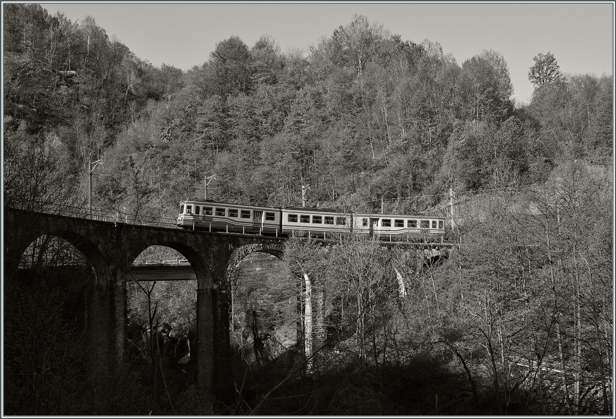 Ein SSIF ABe 8/8 auf dem Viadukt über den Rio Graglia zwischen Trontano und Verigo.
15. April 2014
