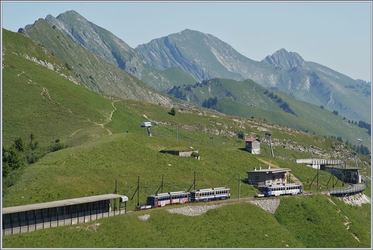 Ein talwärts fahrender Zug kreuzt in Jaman einen bergwärts fahrenden Extrazug. 
1. Juli 2018
