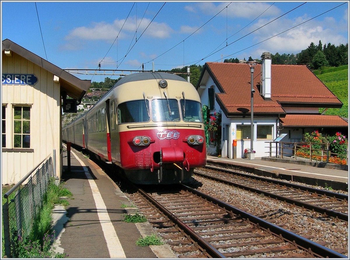 Ein TEE RAe in seiner vertrauten Umgebung, aber abseits einer seiner ehemaligen Stammstrecken: von Milano nach Paris fuhr der TEE Cisaplino täglich durch die Weinberge des Lavaux, wenn auch gut drei Kilometer weiter südlich auf der Strecke (Simplon) Brig -Lausanne. Durch Bossière, auf der Stecke Lausanne - Bern, hingegen verkehrt vor Jahren der TEE Rheingold ( Genève - Basel - Köln - Amsterdam).
Da ein Geschenk des Himmels (denn aus Bern konnte der TEE ja nicht kommen, Streckensperrung Flamatt) war ich völlig überrascht, den TEE in Bossière vorbeifahren zu sehen und stand an einem eher ungünstigen Fotostandpunkt.
Als ich das letzte Mal ein solchen Zug fotografierte, war der Himmel grau und der Zug auch, damals, als die RABe als Graue Mäuse ihre letzten Fahrten als TGV Anschlusszüge Frasne - Bern absolvierten... 
24. August 2007