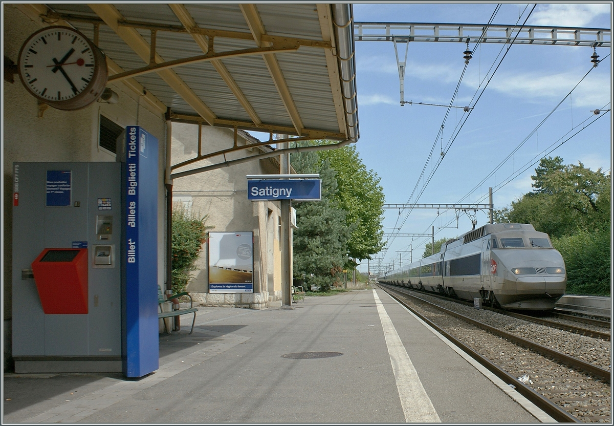 Ein TGV bestehend aus zwei Sud-Est-Einheiten von Genève nach Paris fäht durch den kleinen Bahnhof Sataigny, der noch zum Netz der SBB gehört, aber mit SNCF Fahrleitung und Signlen ausgerüstet ist.
5. Sept. 2008