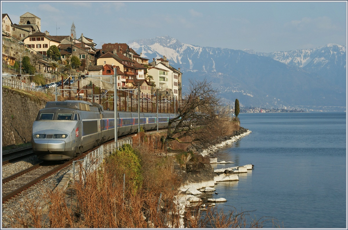 Ein TGV de Neige auf der Fahrt Richtung Paris bei St-Saphorin.
25. März 2012