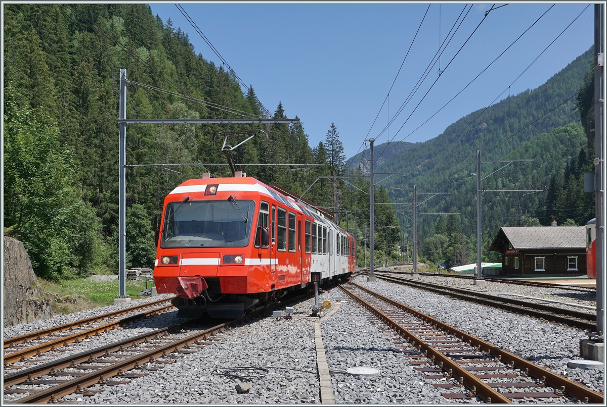 Ein TMR BDeh 4/8 erreicht von Martigny kommend den Grenzbahnhof Le Châtelard Frontière. 
Nach einem kurzen Aufenthalt wird der Zug weiter fahren, die Bügel senken und seine Energie aus der Stromschiene beziehen. 

20. Juli 2021