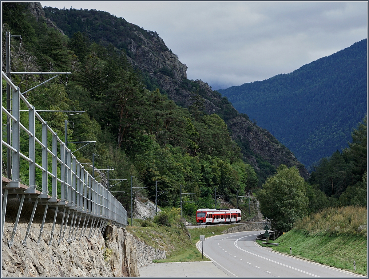 Ein TMR  NINA  unterwegs als Regionalzug 26120 von Martigny nach Le Chable zwischen Bovernier und Sembrancher.
13. Sept. 2017