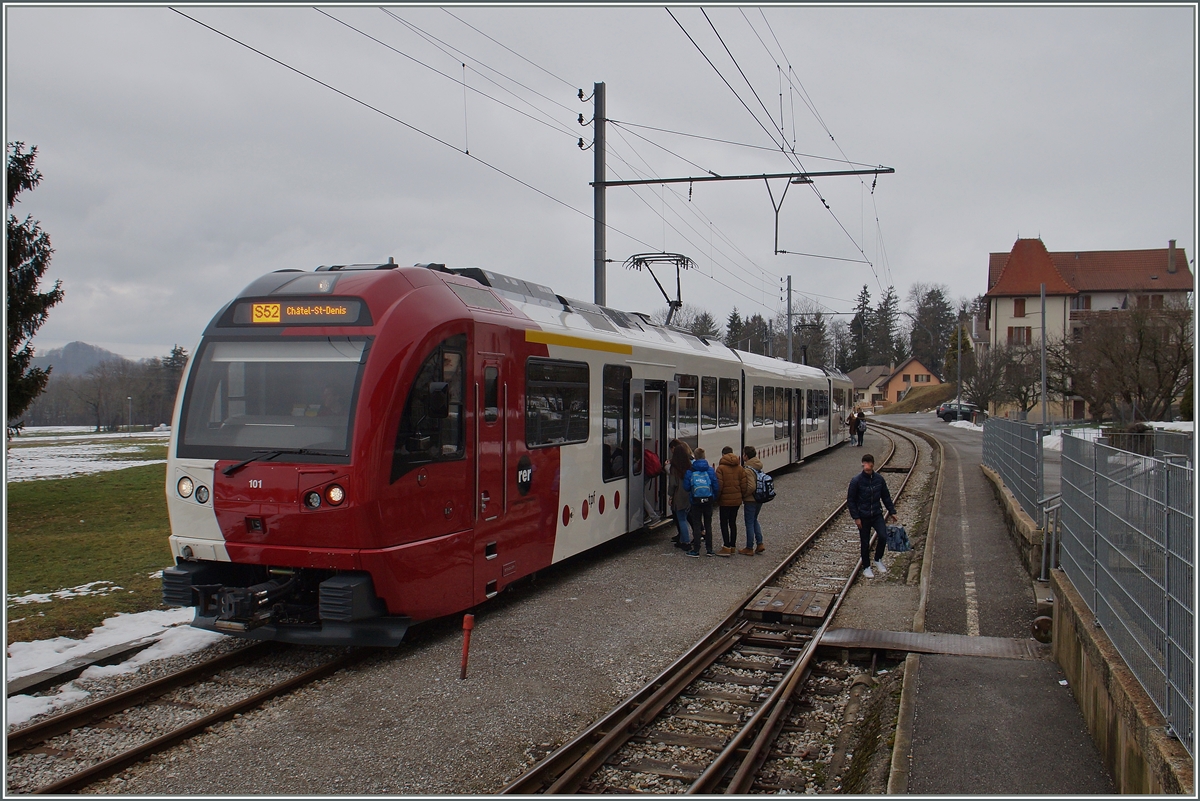 Ein TPF ABe 2/4 101 + B + Be 2/4 102 in Semsales. 29. Jan. 2016