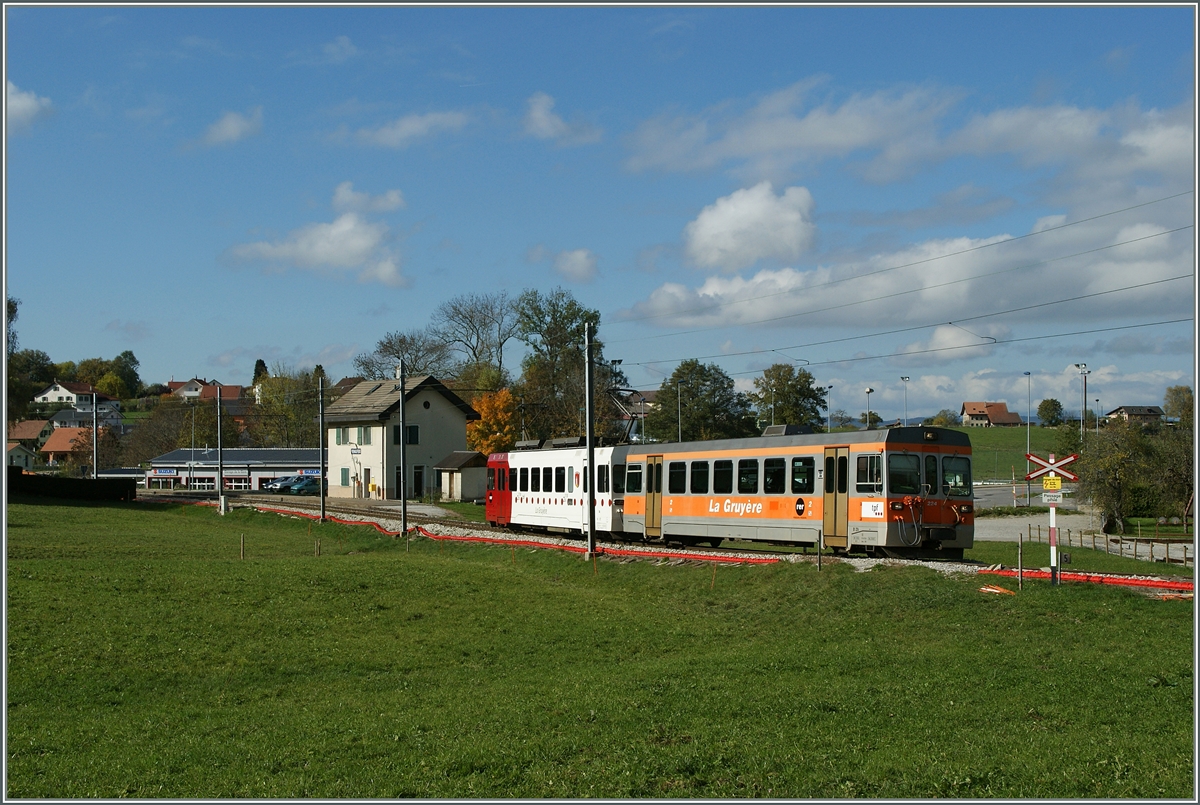 Ein TPF Regionalzug verlässt den kleinen Bahnhof von Remaufens. 
30. Okt. 2013