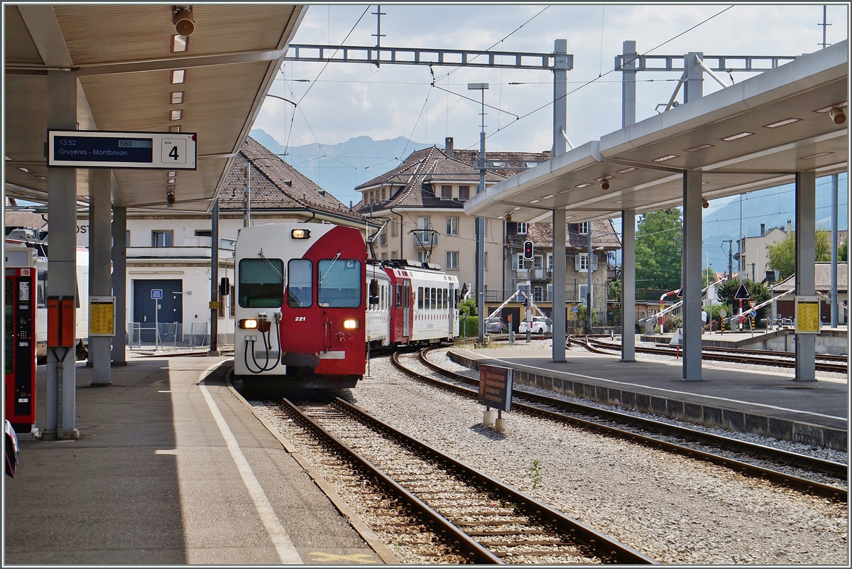 Ein TPF Schmalspurzug erreicht von Broc-Fabirque kommend Bulle und wird in wenigen Minuten nach dem Fahrtrichtungswechsel nach Montbovon fahren. Es bestehen Pläne, die Strecke nach Broc Fabrique auf Normalspur umzustellen. 
6. August 2015
