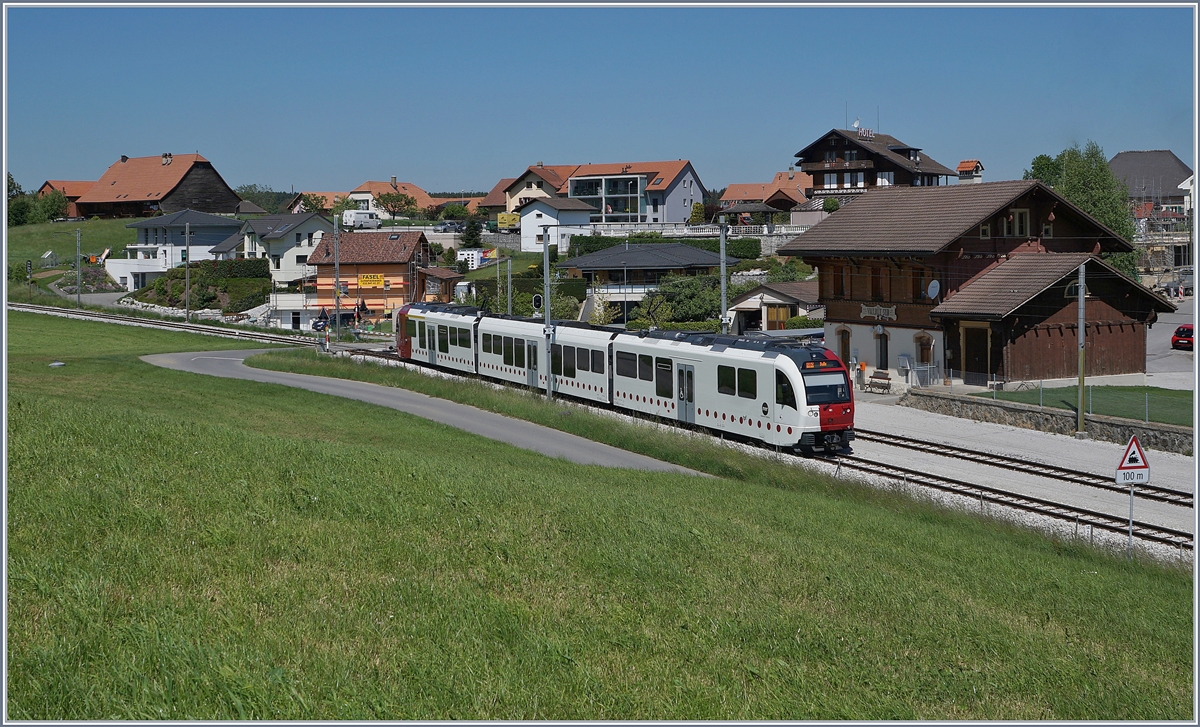 Ein TPF SURF Be 2/4 - B - ABe 2/4 101 auf dem Weg nach Bulle beim Halt in Vaulruz Sud. 

19. Mai 2020
