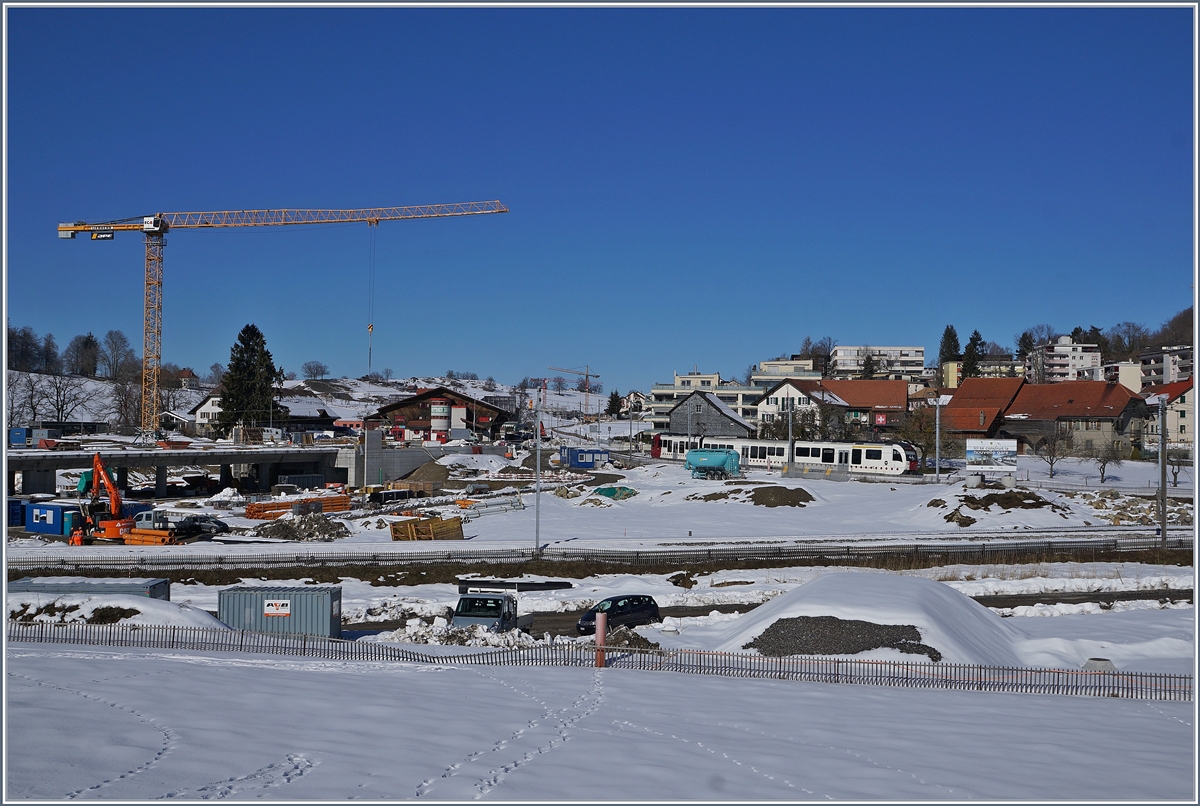 Ein TPF SURF erreicht von Bulle kommend Châtel St-Denis. Im Hintergrund sind die Bauarbeiten für den neuen Bahnhof sowie die Strecke zu erkennen.

15. Feb. 2019