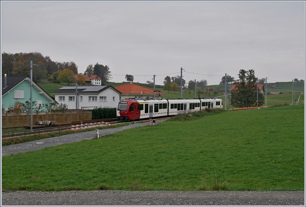 Ein TPF SURF erreicht in Kürze Châtel St-Denis. Im Vordergrund zeigt sich der Verlauf des neuen Trasses zum neuen Durchgangsbahnhof. 

28. Okt. 2019
