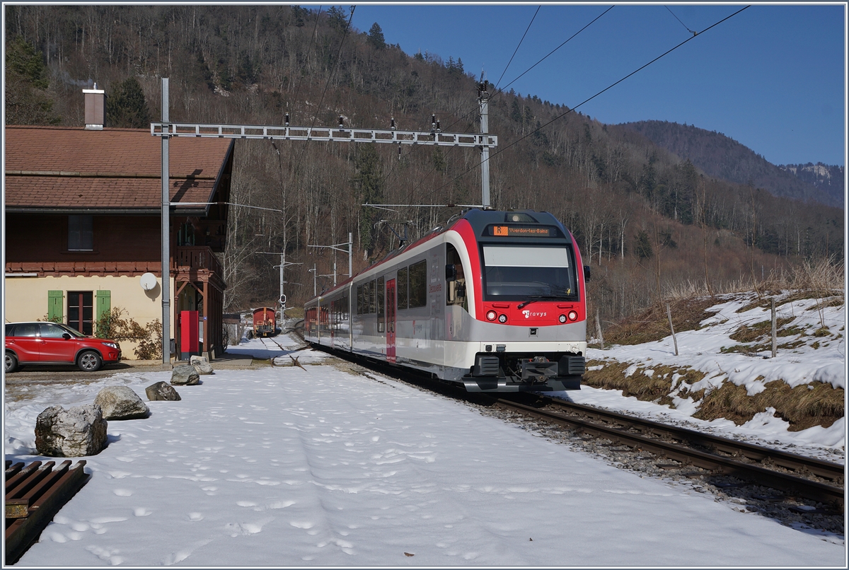 Ein TRAVYS SURF Be 4/4, AB und Be 4/4 auf dem Weg nach Yverdon beim Halt in Six-Fontaines.
14. Feb. 2017