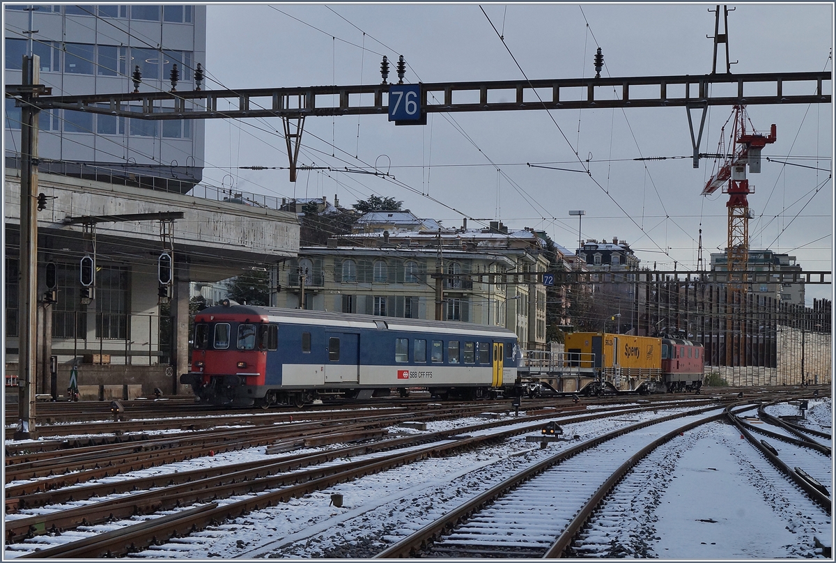 Ein ungewöhnlicher Zug mit BDt, Flachwagen und Re 4/4 II erreicht Lausanne.
1. Dez. 2017 