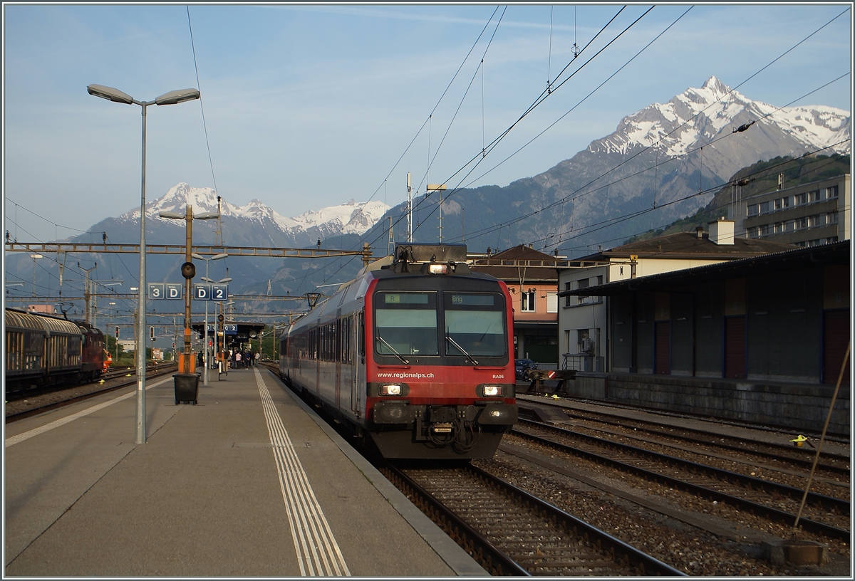Ein  Walliser Domino  verlässt als Regionalzug 6105 von Monthey nach Brig Sion. 
13. Mai 2015