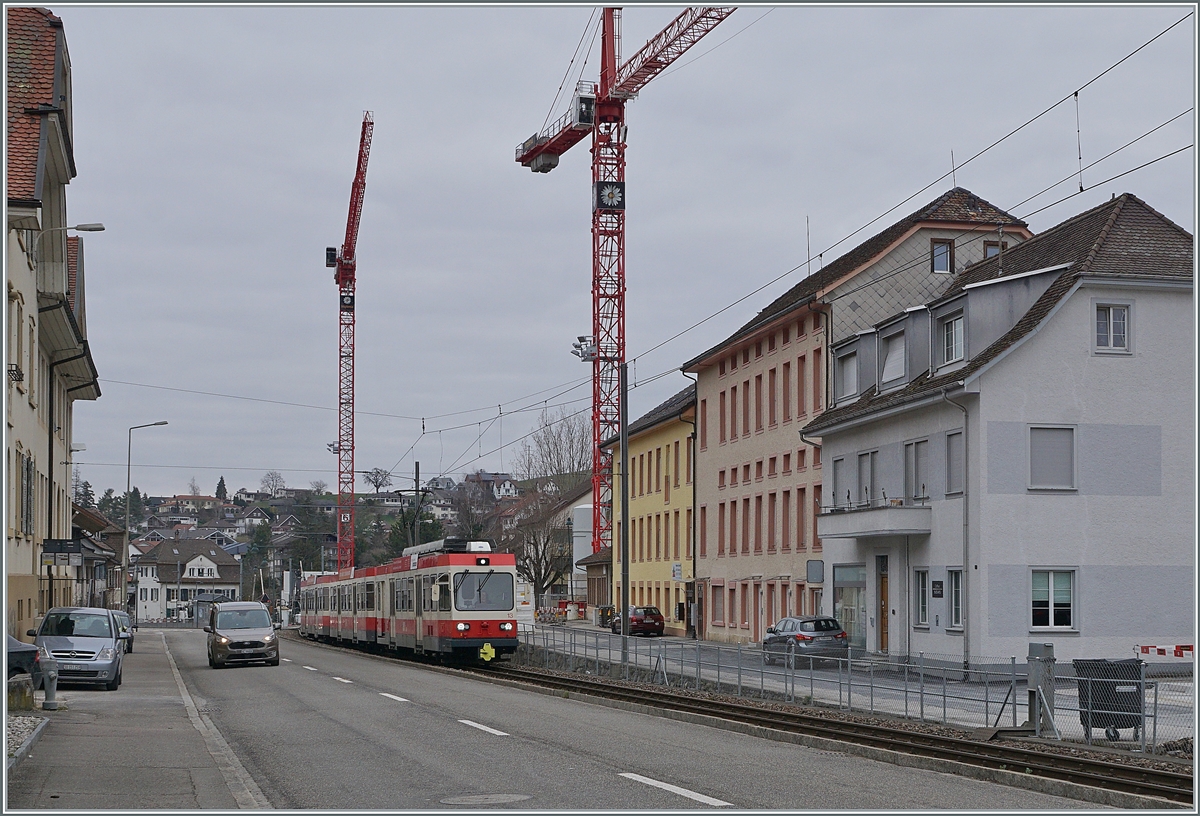 Ein WB Zug ist bei Niederdorf auf dem Weg nach Waldenburg und Kräne deuten schon auf den bevorstehenden Streckenumbau (Spurwechsel) hin. 

21. März 2021