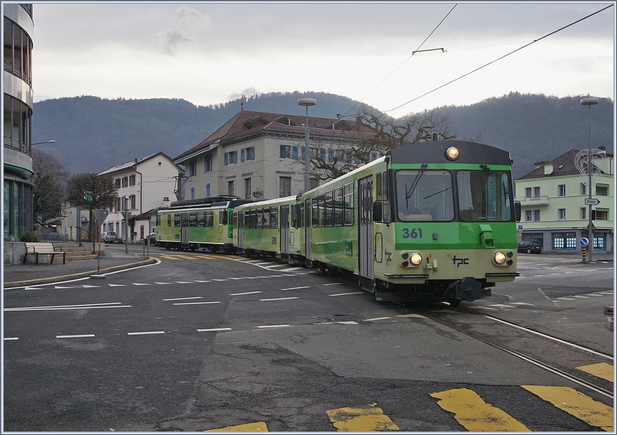 Ein Wintersport bedingt verstärkter A-L Regionalzug hat Aigle erreicht und fährt nun in die Altstadt und zum Bahnhof.
7. Jan. 2018
