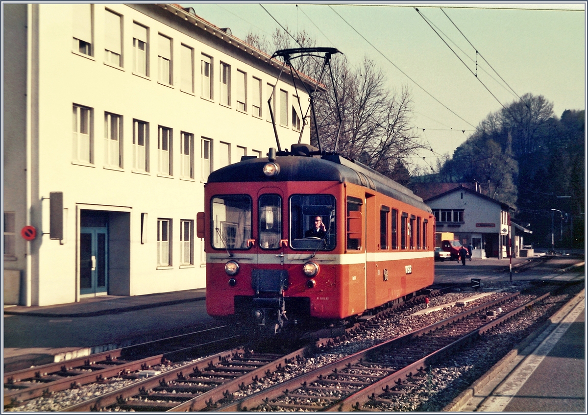 Ein WSB Be 4/4 verlässt Teufental als Regionazug nach Menzkien Burg. 

April 1985