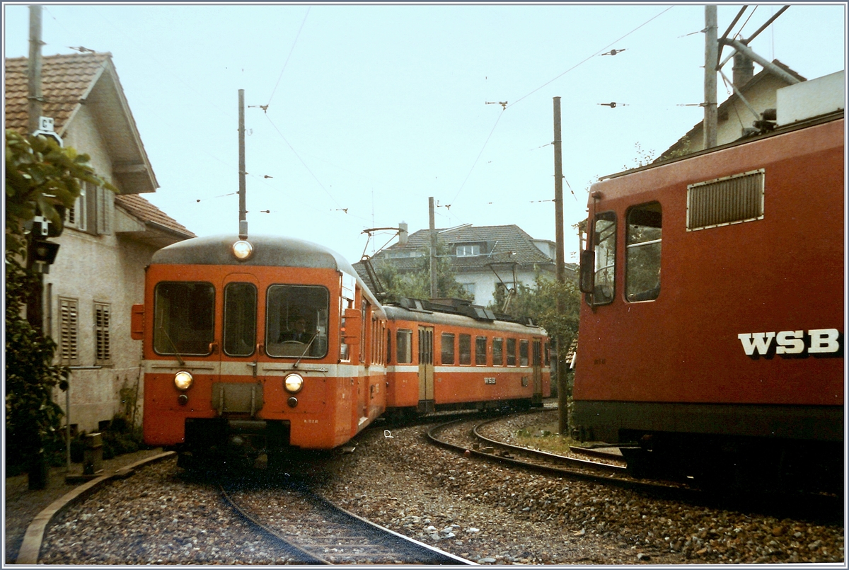 Ein WSB Reionalzug nach Aarau erreicht den Bahnhof Gränichen, wo bereits die De 4/4 mit ihrem Güterzug auf den Weiterfahrt nach Menziken wartet. 

4. Sept. 1984