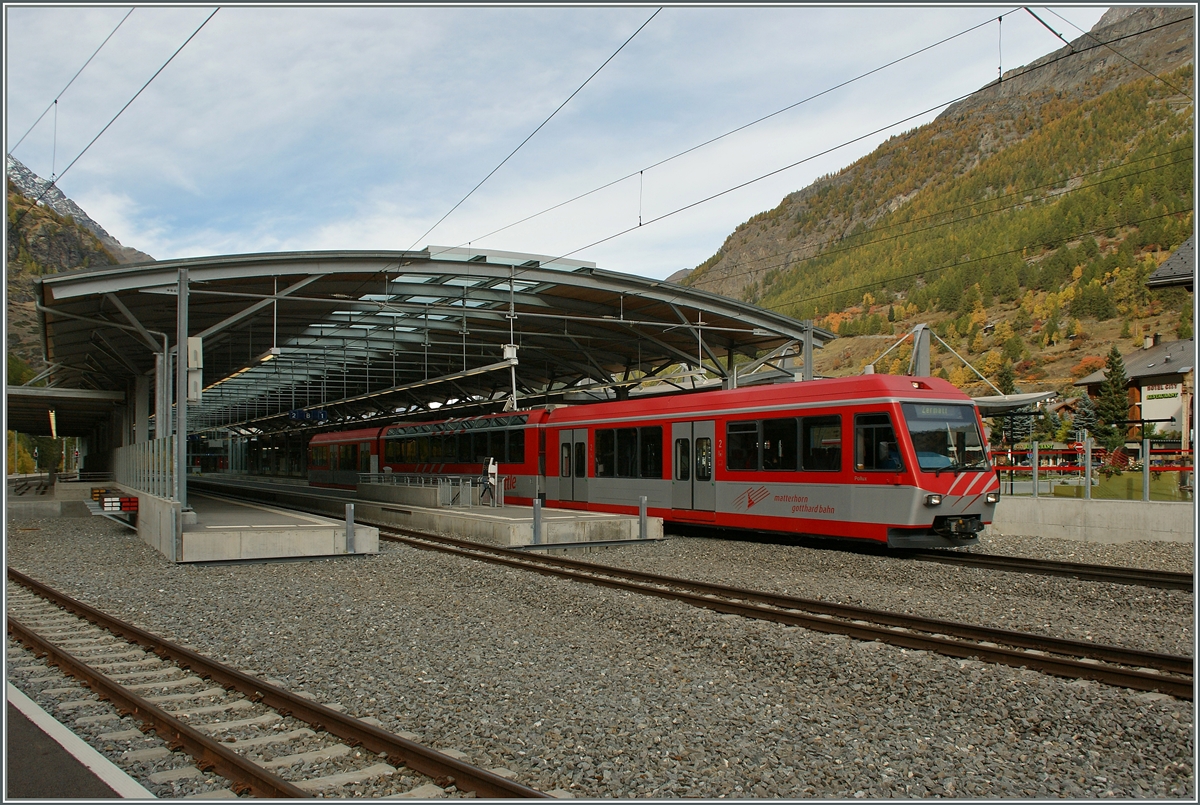 Ein  Zermatt-Shuttle  verlässt dem modernisierten Bahnhof von Täsch.
21. Okt. 2013