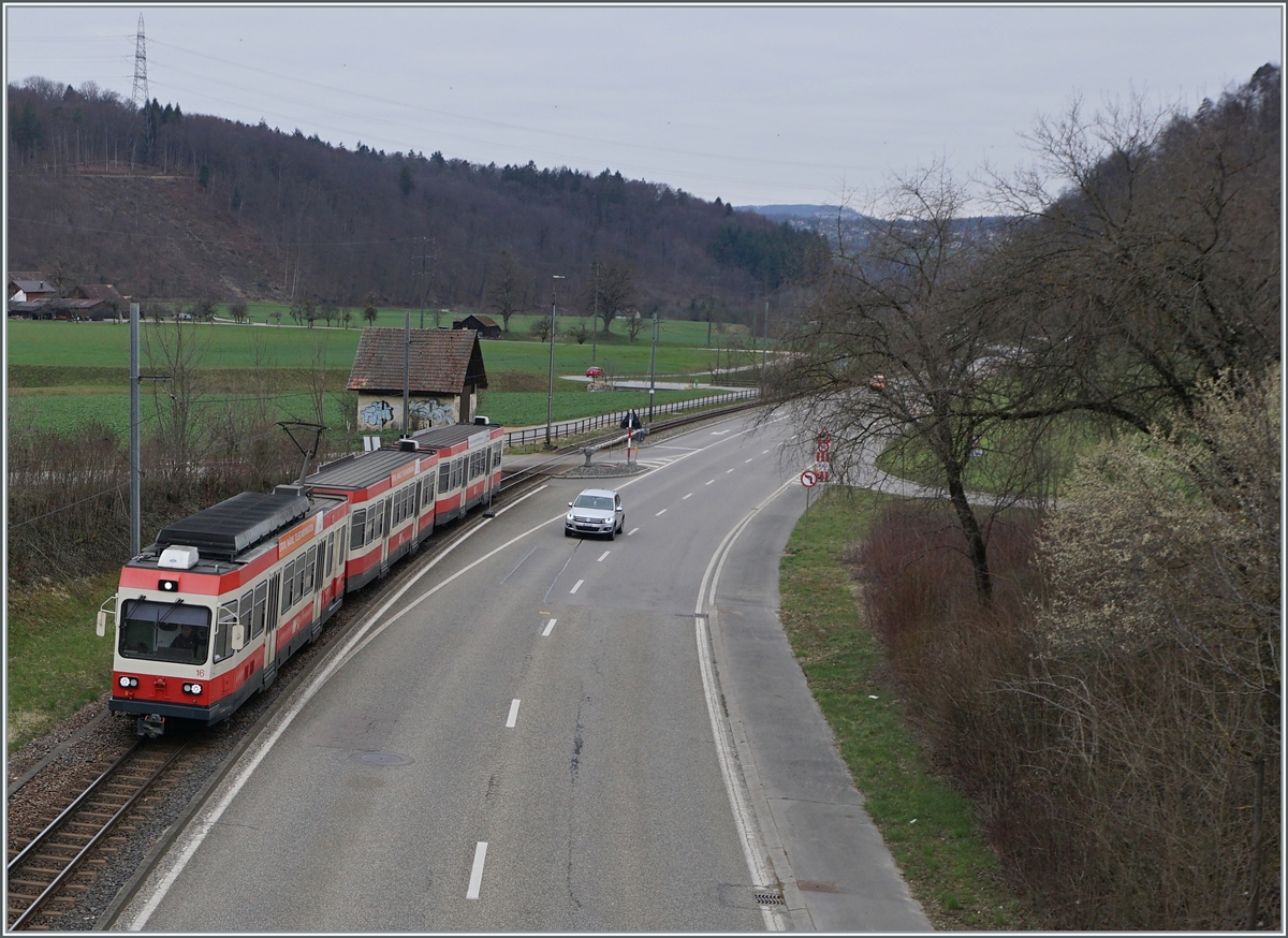 Eindrücklich der Vergleich des Platzbedarfs der Bahn und der Strasse: Der WB BDe 4/4 16 ist bei Lampenberg-Ramlinsburg auf dem Weg nach Waldenburg. 

21. März 2021